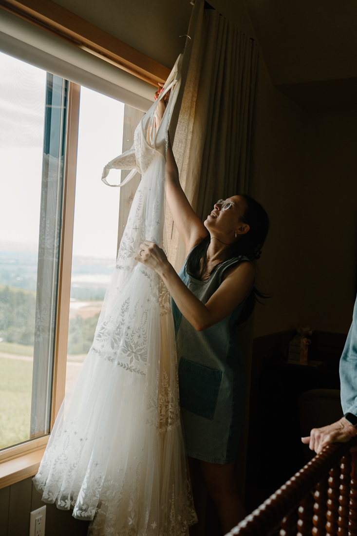 Romantic, intimate wedding photos at the Black Walnut Inn in Oregon's wine country. 