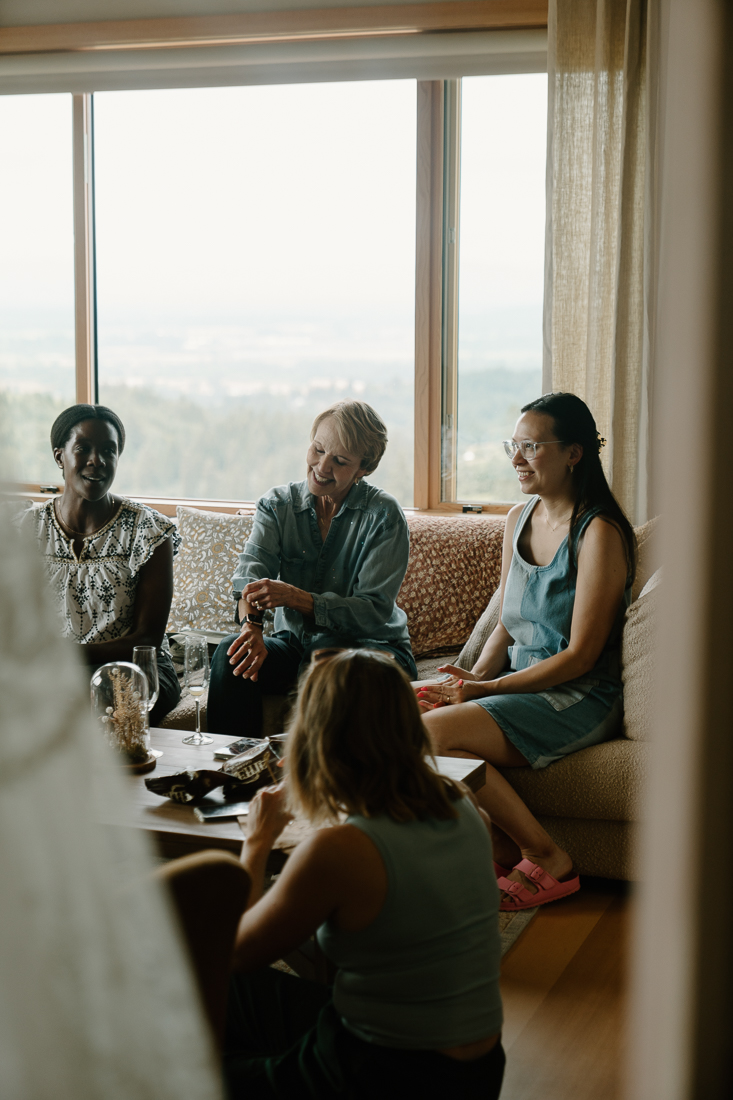 Romantic, intimate wedding photos at the Black Walnut Inn in Oregon's wine country. 