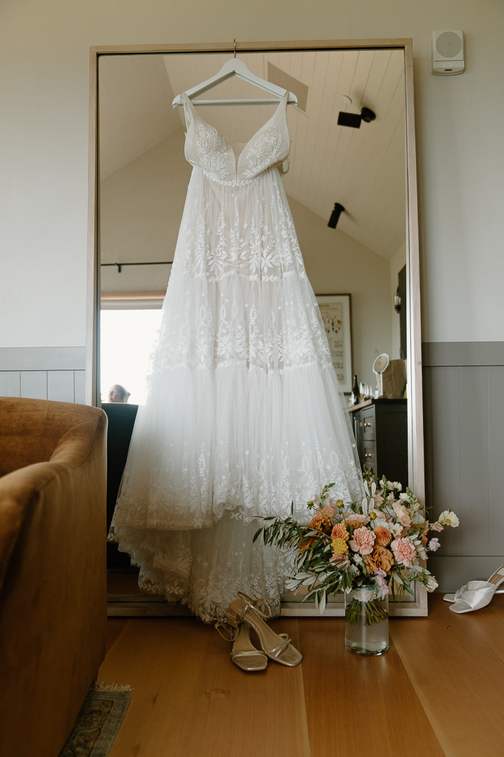 Romantic, intimate wedding photos at the Black Walnut Inn in Oregon's wine country. 