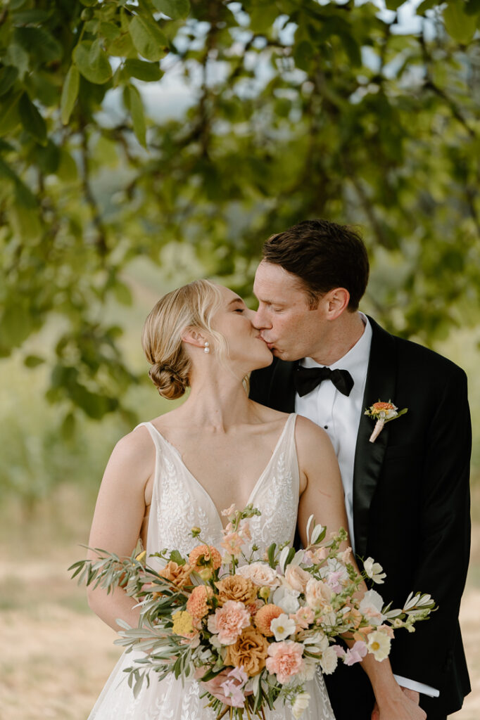 Romantic, intimate wedding photos at the Black Walnut Inn in Oregon's wine country. 