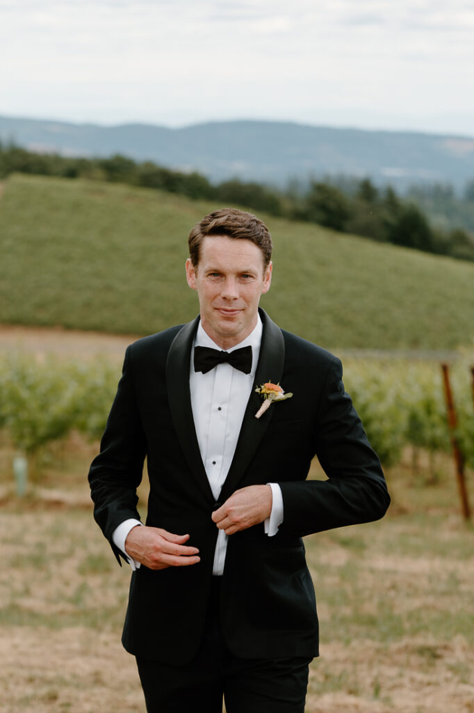 Romantic, intimate wedding photos at the Black Walnut Inn in Oregon's wine country. 