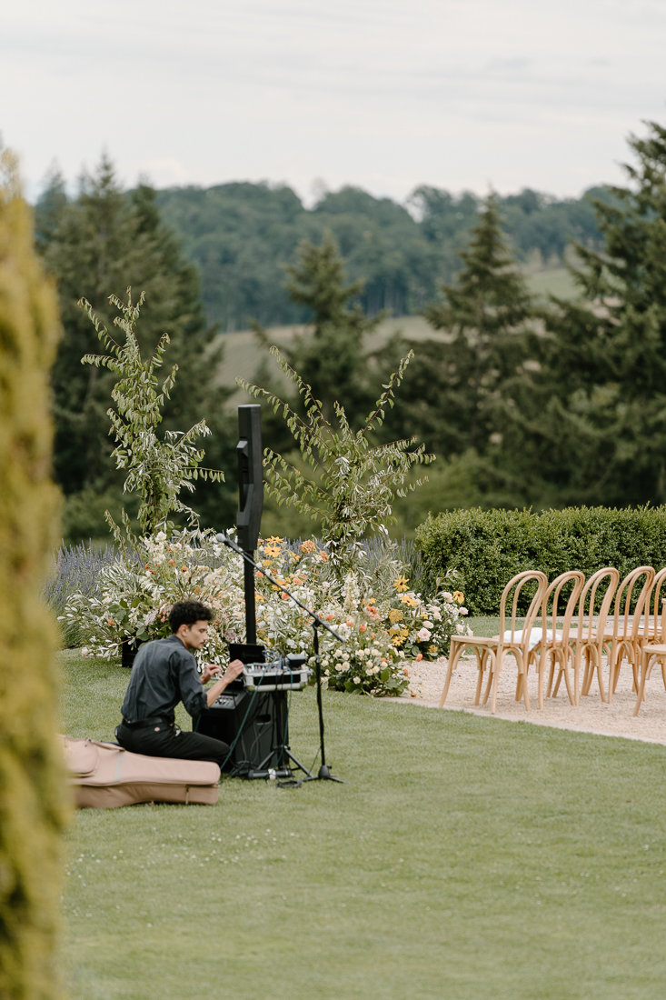 Romantic, intimate wedding photos at the Black Walnut Inn in Oregon's wine country. 