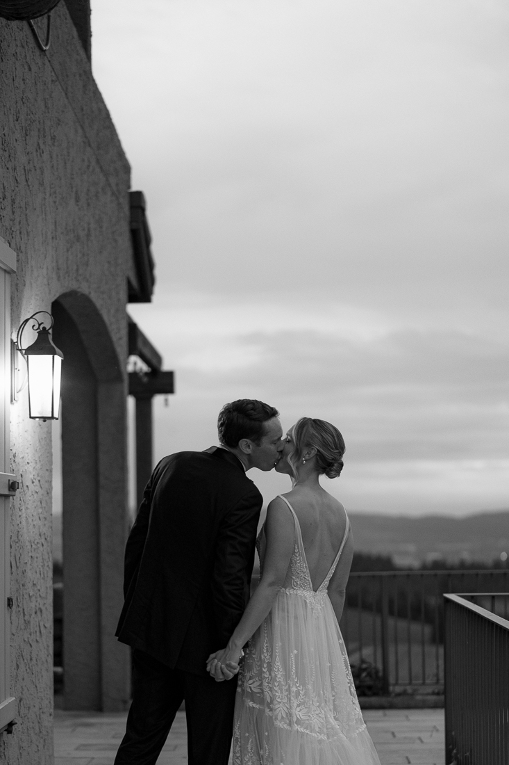 Romantic, intimate wedding photos at the Black Walnut Inn in Oregon's wine country. 