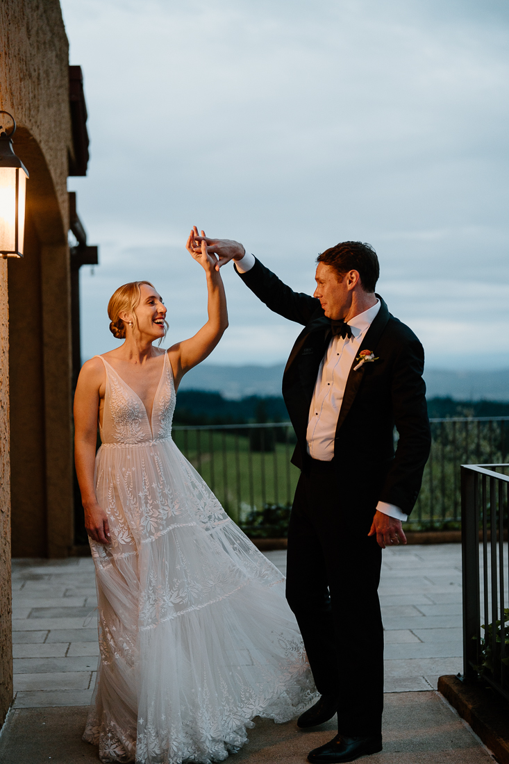 Romantic, intimate wedding photos at the Black Walnut Inn in Oregon's wine country. 