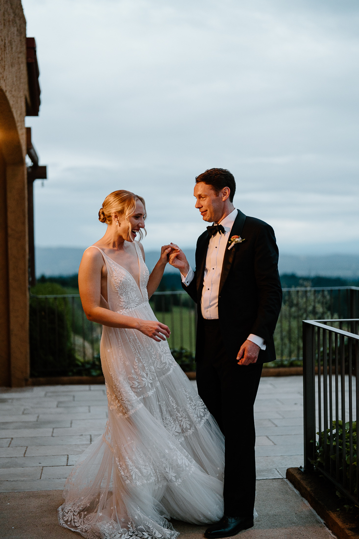 Romantic, intimate wedding photos at the Black Walnut Inn in Oregon's wine country. 