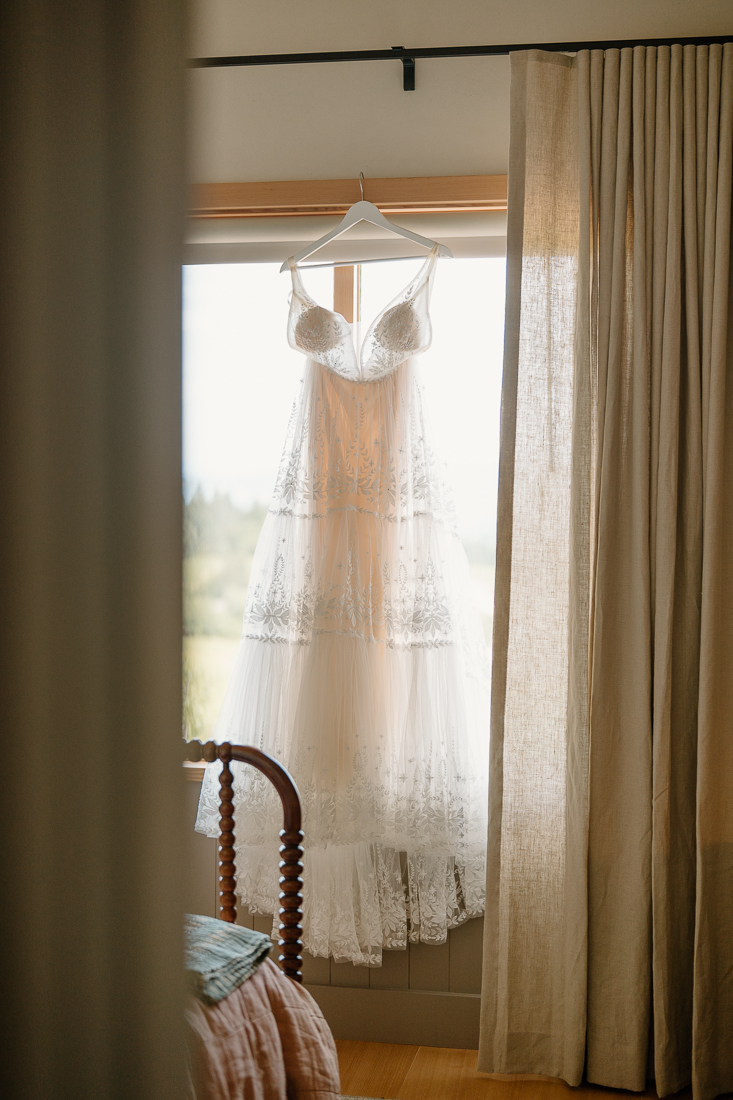 Romantic, intimate wedding photos at the Black Walnut Inn in Oregon's wine country. 