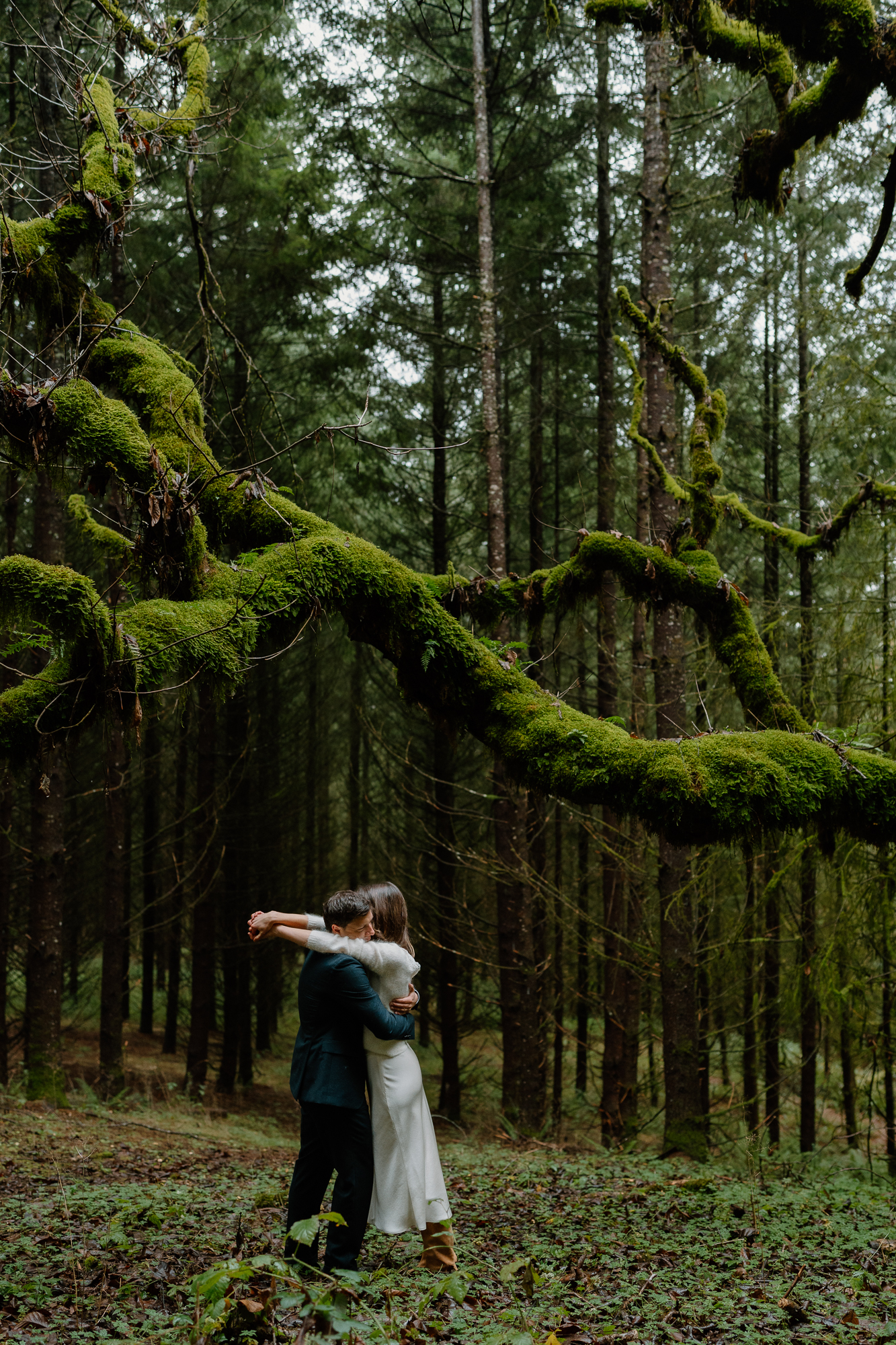 Romantic, intimate elopement in Oregon. 